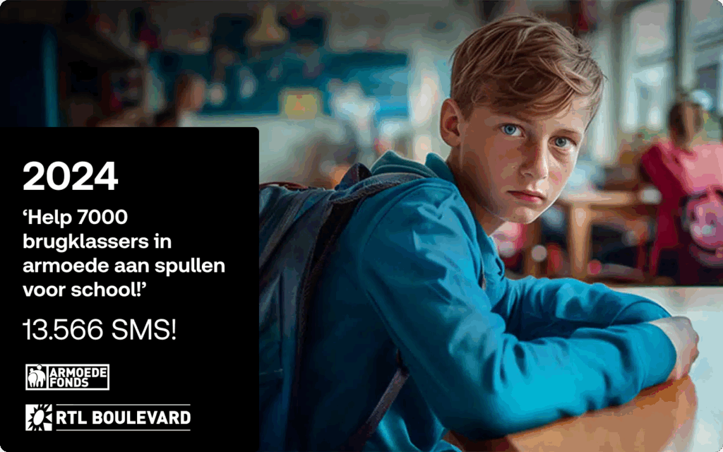 Campagnevisual 2024: 'Help 7000 brugklassers in armoede aan spullen voor school'. Bevat de tekst '13.566 SMS!'en de logo's van Armede Fonds en RTL Boulevard.