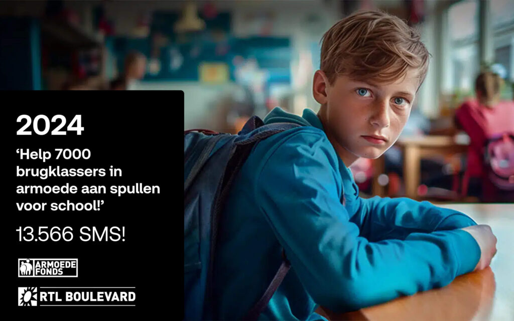 Campagnevisual 2024: 'Help 7000 brugklassers in armoede aan spullen voor school'. Bevat de tekst '13.566 SMS!'en de logo's van Armede Fonds en RTL Boulevard.