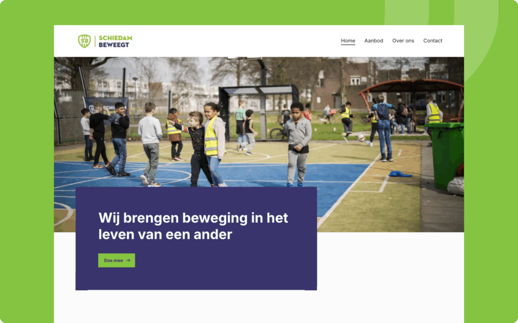 Homepage van 'Schiedam Beweegt'. Jonge kinderen spelen op een kleurrijk sportveld (blauw en geel) in een buitenwijk. De website toont de boodschap: 'Wij brengen beweging in het leven van een ander'.