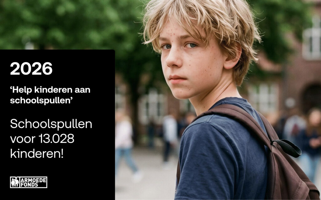Armoedefonds-campagnebeeld uit 2026 voor schoolspullen, met de statistiek van 13.028 geholpen kinderen en een kind met een rugzak.