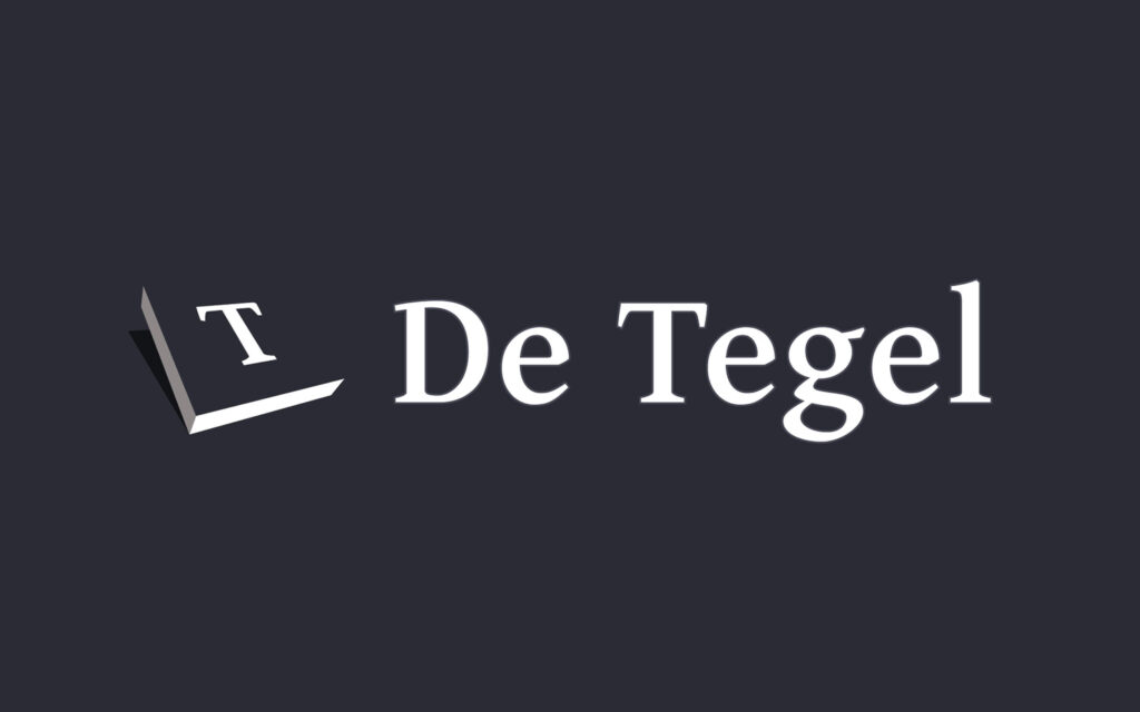 Het witte logo van 'De Tegel' tegen een donkergrijze achtergrond.
