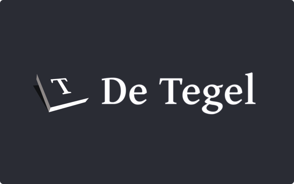Het witte logo van 'De Tegel' tegen een donkergrijze achtergrond.