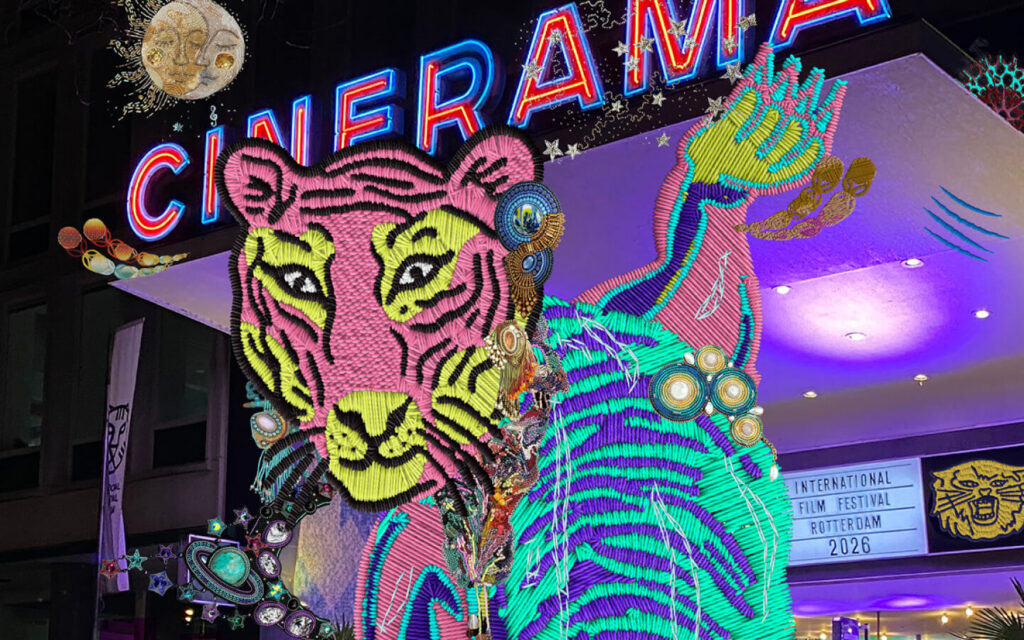 Een kleurrijke, geborduurde illustratie van een roze tijger voor de gevel van bioscoop Cinerama in Rotterdam.