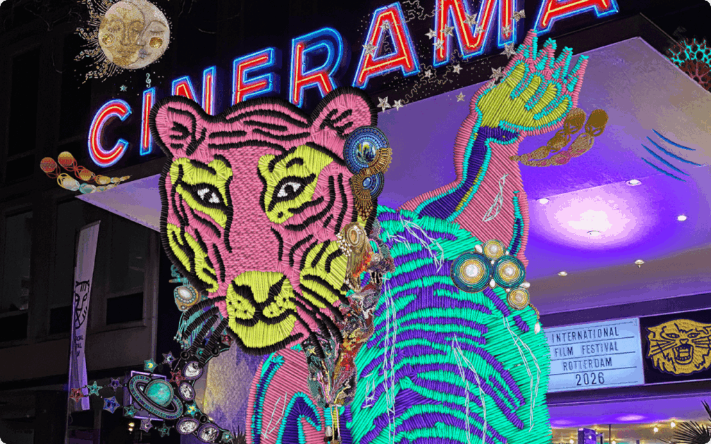 Een kleurrijke, geborduurde illustratie van een roze tijger voor de gevel van bioscoop Cinerama in Rotterdam.