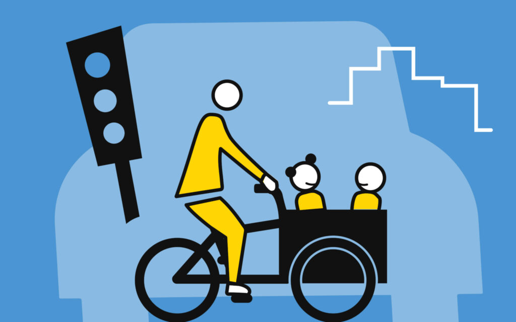 Illustratie van een ouder op een zwarte bakfiets met twee kinderen, rijdend voor de blauwe silhouetten van een auto, een verkeerslicht en bebouwing.