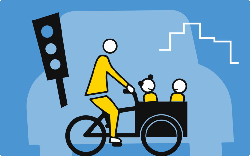 Illustratie van een ouder op een zwarte bakfiets met twee kinderen, rijdend voor de blauwe silhouetten van een auto, een verkeerslicht en bebouwing.