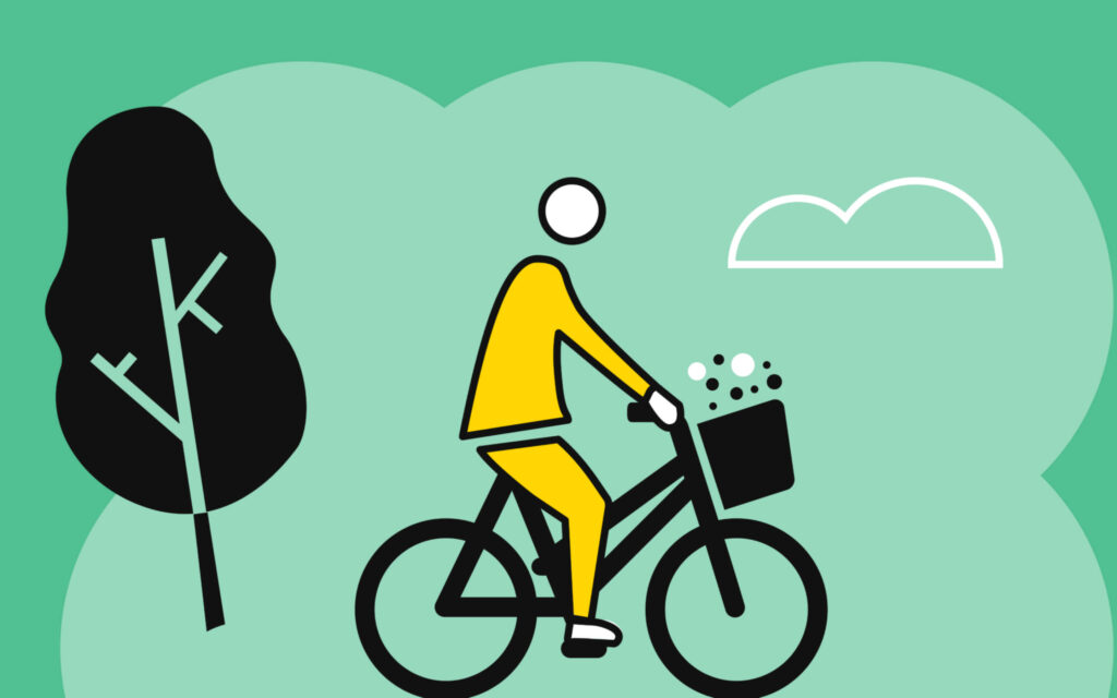 Illustratie van een fietser met een mandje vol boodschappen op een groene achtergrond met een boom en een wolk, wat een natuurlijke omgeving representeert.