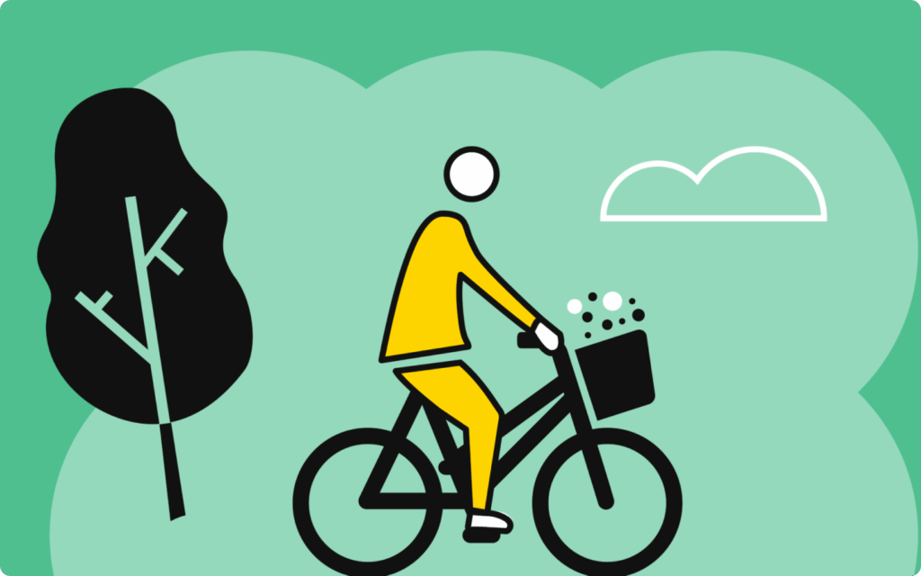 Illustratie van een fietser met een mandje vol boodschappen op een groene achtergrond met een boom en een wolk, wat een natuurlijke omgeving representeert.