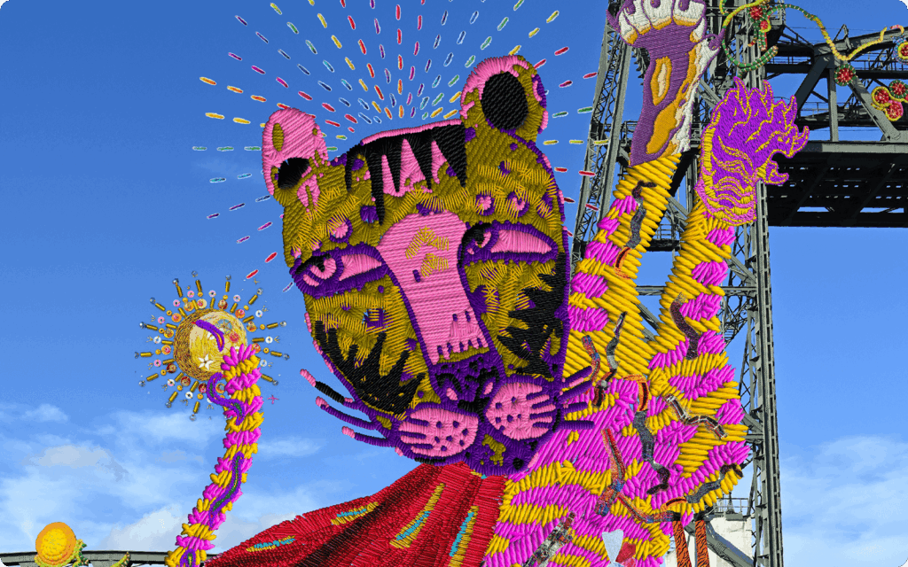 Een abstracte, kleurrijke borduurillustratie van een tijgerfiguur tegen een blauwe lucht met een industriële achtergrond.