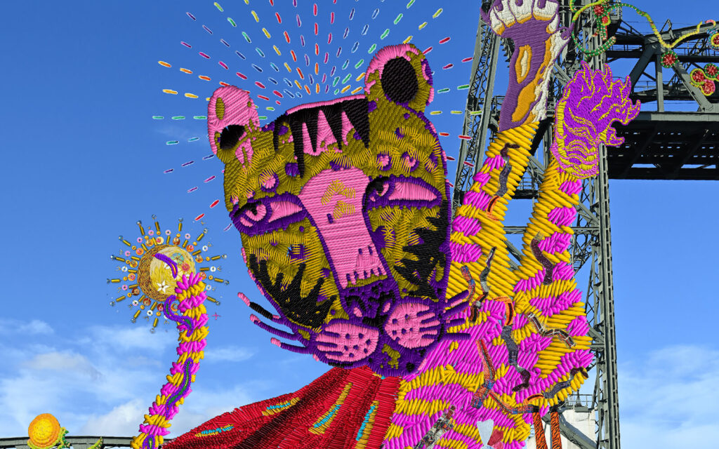 Een abstracte, kleurrijke borduurillustratie van een tijgerfiguur tegen een blauwe lucht met een industriële achtergrond.