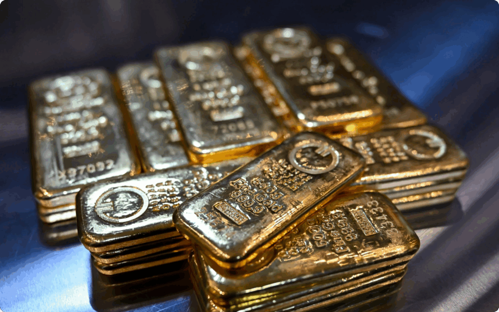 Een stapel glimmende goudstaven van 500 gram met officiële stempels, liggend op een reflecterend oppervlak.