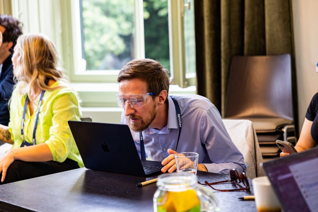 Expert test website met een bril waarmee een visuele beperking wordt gesimuleerd.