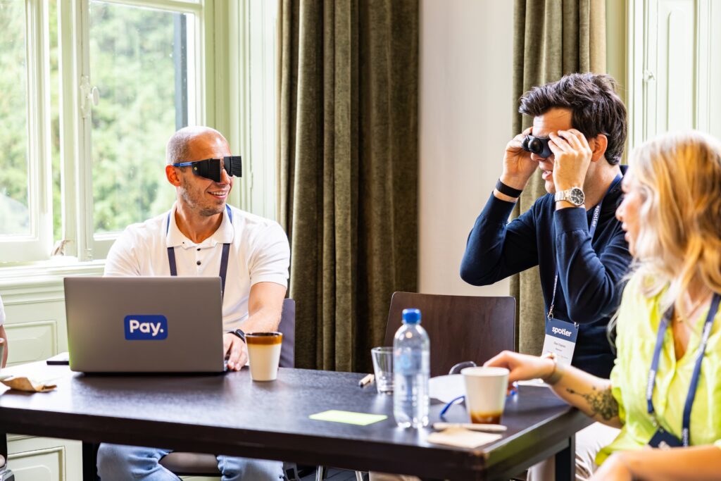 Deelnemers van de expergroep die een simulatiebril dragen.