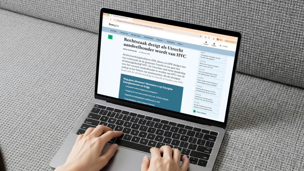 Laptop op een bank met een nieuwssite op het scherm.