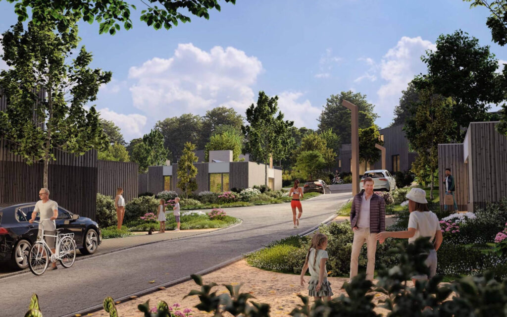 Artist impression van een modern vakantiepark met houten woningen langs een geasfalteerde weg waar mensen wandelen en fietsen in een bosrijke omgeving.