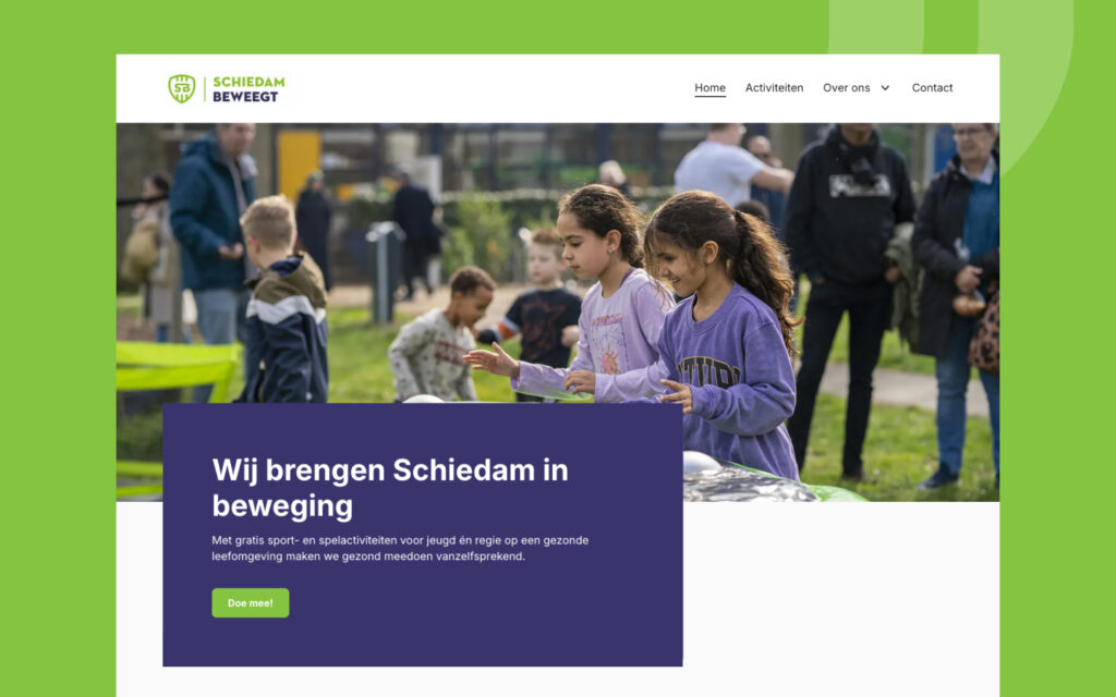 Homepage van 'Schiedam Beweegt'. Jonge kinderen spelen op een kleurrijk sportveld (blauw en geel) in een buitenwijk. De website toont de boodschap: 'Wij brengen beweging in het leven van een ander'.