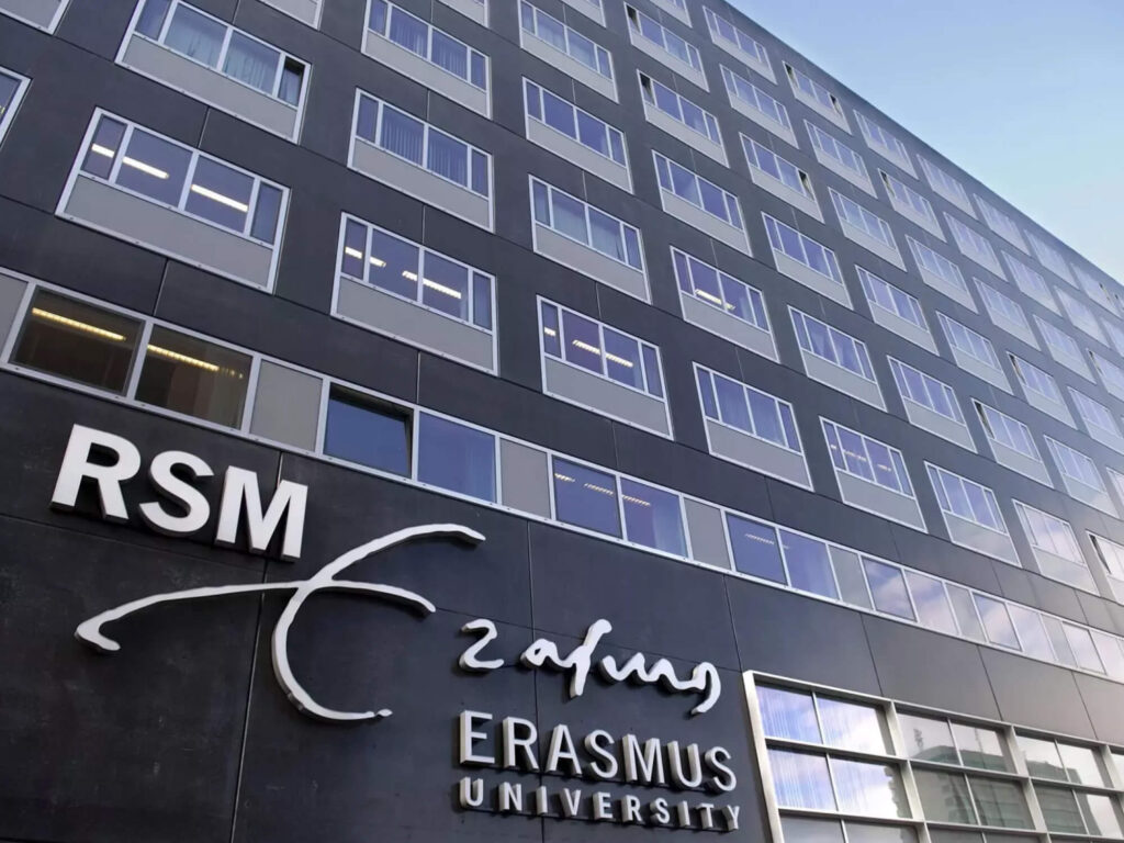 De moderne, donkere gevel van een gebouw van de Erasmus Universiteit met daarop in witte letters de tekst "RSM Erasmus UNIVERSITY"