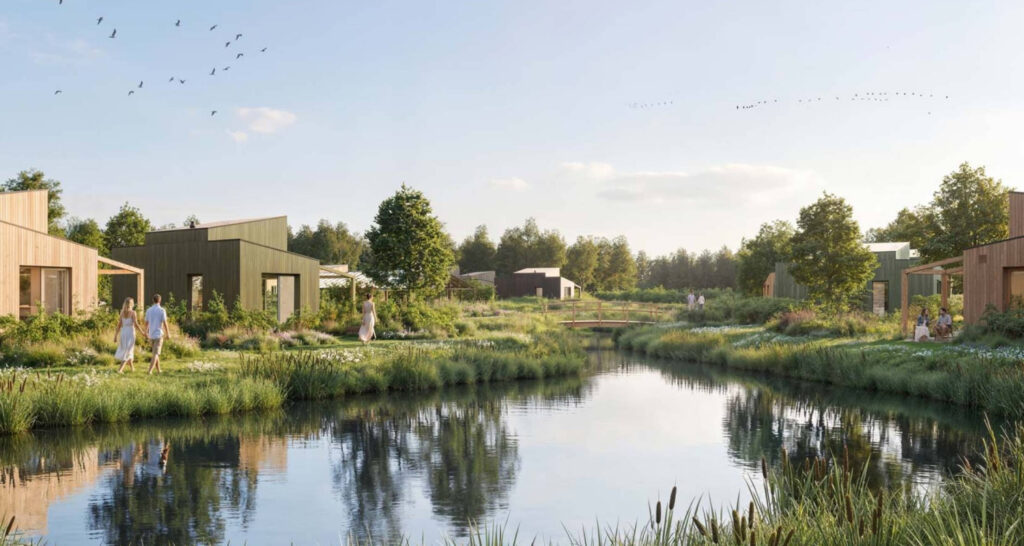 Een artist impression van moderne houten vakantiewoningen in een groene, natuurlijke omgeving. De huizen staan langs een kabbelende beek met rietkragen. Op de achtergrond wandelen mensen door het park onder een zachte middagzon met vogels in de lucht.