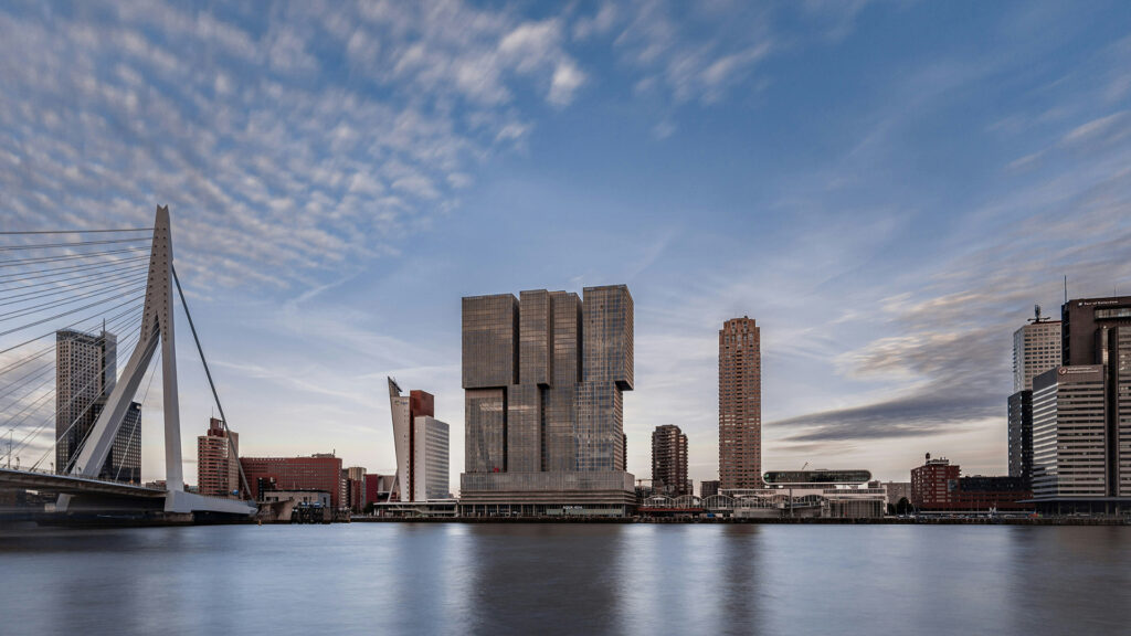 Skyline van Rotterdam met de Erasmusbrug en de Maas.